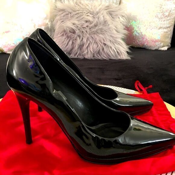 Authentic Burberry Metal logo tag, patent leather stilettos - Picture 4 of 11